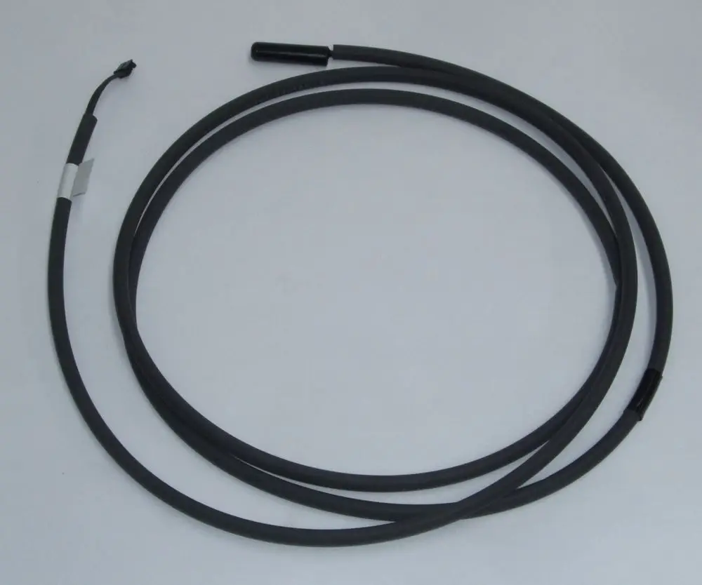 Schwarzes Kabel mit zwei Adern, das für einen Sensor verwendet werden kann, möglicherweise für eine Daikin Klimaanlage oder Heizsystem.